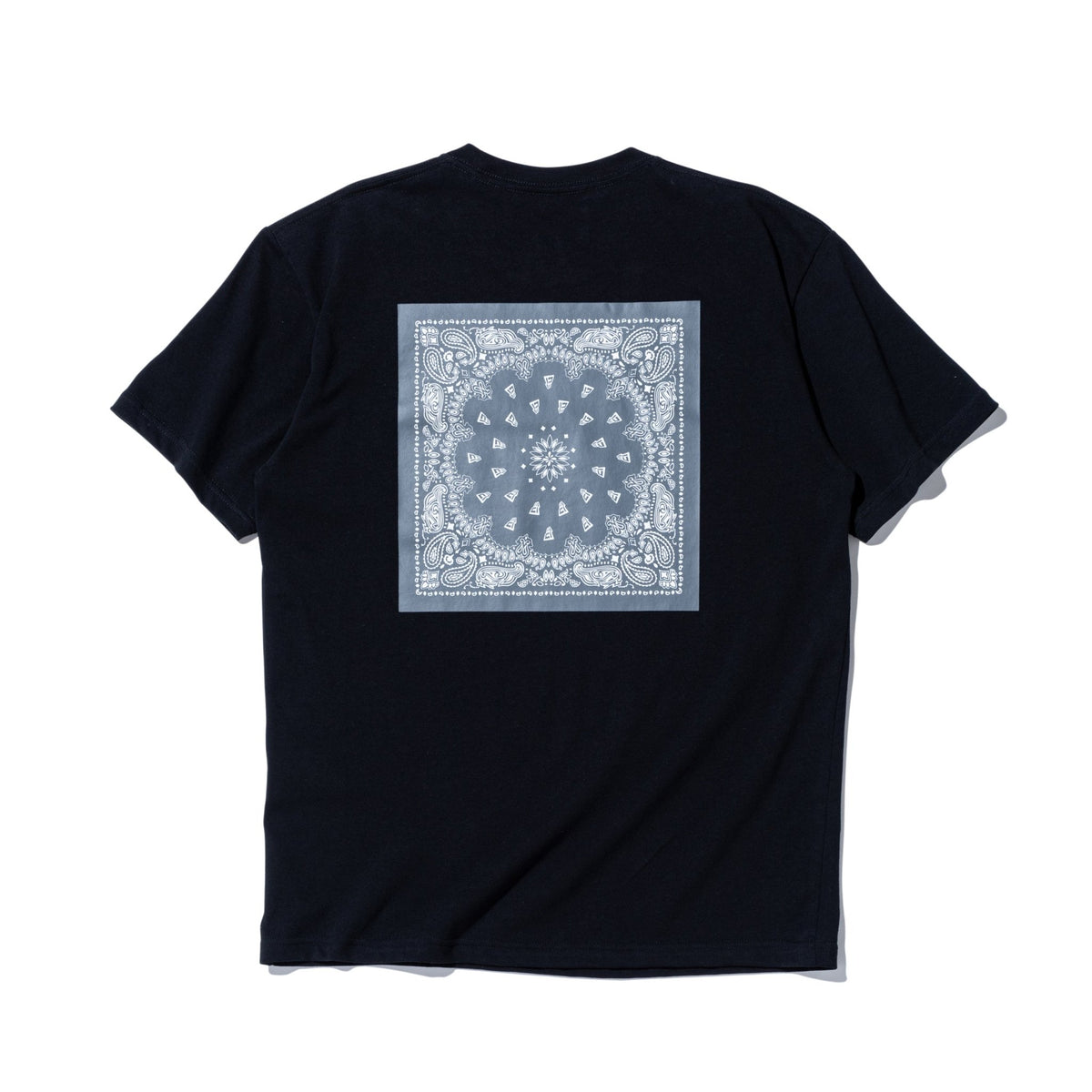 半袖 コットン Tシャツ Bandana バンダナ ブラック × グラファイト レギュラーフィット | ニューエラオンラインストア