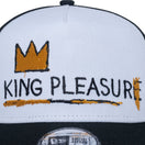 9FORTY A-Frame JEAN MICHEL BASQUIAT ジャン=ミシェル・バスキア KING PLEASURE ホワイト/ブラック - 13772631-OSFM | NEW ERA ニューエラ公式オンラインストア