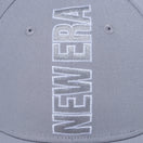 【ゴルフ】 9FORTY Vertical Logo バーチカルロゴ NEW ERA グレー - 13327924-OSFM | NEW ERA ニューエラ公式オンラインストア