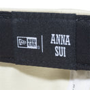 9TWENTY ANNA SUI アナ スイ クロームホワイト ネイビーバイザー - 14124356-OSFM | NEW ERA ニューエラ公式オンラインストア