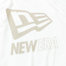 長袖 オーバーサイズド パフォーマンス Tシャツ Big Flag Logo ホワイト【 Performance Apparel 】 - 13755367-S | NEW ERA ニューエラ公式オンラインストア