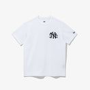 半袖 パフォーマンス Tシャツ BTS × MLB Black Swan ニューヨーク・ヤンキース ホワイト レギュラーフィット - 13281617-S | NEW ERA ニューエラ公式オンラインストア