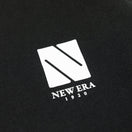 長袖 コットン Tシャツ Cube Logo ブラック × ホワイト レギュラーフィット - 13330969-S | NEW ERA ニューエラ公式オンラインストア