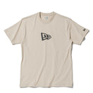 半袖 コットン Tシャツ Flag Logo Mid フラッグロゴ グレージュ × ブラック レギュラーフィット - 13516788-S | NEW ERA ニューエラ公式オンラインストア