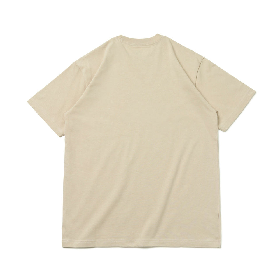 半袖 コットン Tシャツ Flag Logo Mini フラッグロゴ グレージュ レギュラーフィット - 13516787-S | NEW ERA ニューエラ公式オンラインストア