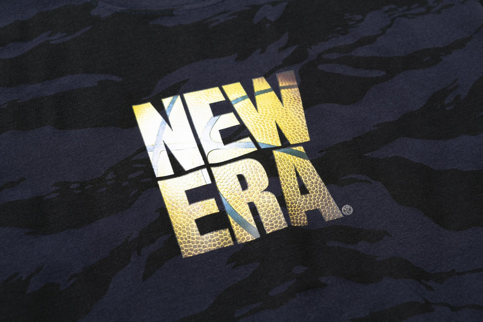 パフォーマンス Tシャツ スクエアニューエラ ロゴ タイガーストライプカモネイビー 【NEW ERA BASKETBALL】 - 12375752-S | NEW ERA ニューエラ公式オンラインストア