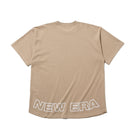 オーバーサイズド パフォーマンス Tシャツ フラッグ & リア ニューエラ ワードマーク ラウンド カーキ 【NEW ERA WORKOUT】 - 12375715-XS | NEW ERA ニューエラ公式オンラインストア