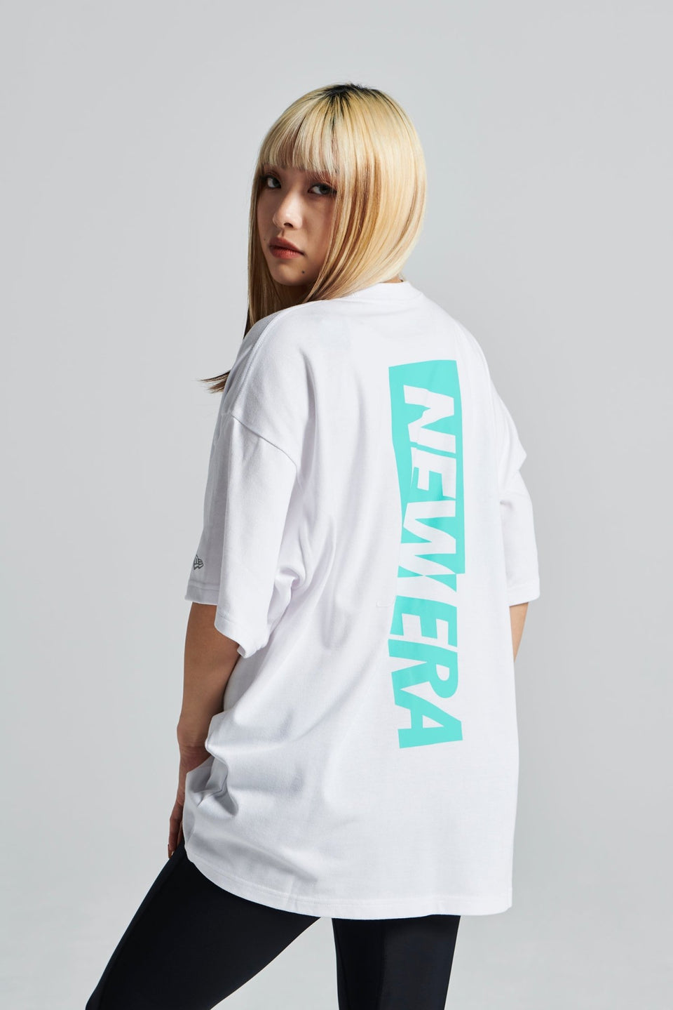 半袖 オーバーサイズド パフォーマンス Tシャツ Rear Vertical Logo バーチカルロゴ ホワイト/ティント【Performance Apparel】 - 13516844-S | NEW ERA ニューエラ公式オンラインストア