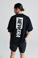 半袖 オーバーサイズド パフォーマンス Tシャツ Rear Vertical Logo バーチカルロゴ ブラック【Performance Apparel】 - 13516846-S | NEW ERA ニューエラ公式オンラインストア