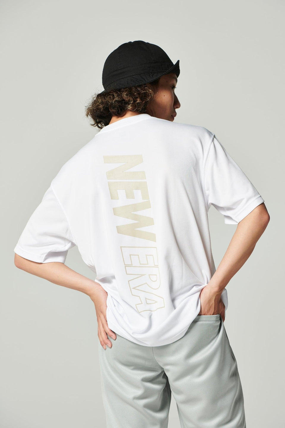 半袖 テック Tシャツ Rear Vertical Logo ホワイト【 Performance Apparel 】 - 13755355-S | NEW ERA ニューエラ公式オンラインストア