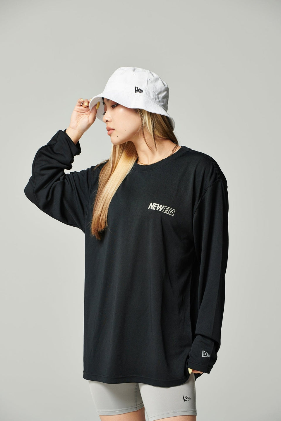 長袖 テック Tシャツ Rear Vertical Logo ブラック【 Performance