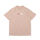 半袖 コットン Tシャツ Split Logo ラスティーピンク × マルチカラー レギュラーフィット - 13516743-S | NEW ERA ニューエラ公式オンラインストア